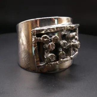 Unika Brutalist armbånd fra Jacob Hull i forsølvet metal.