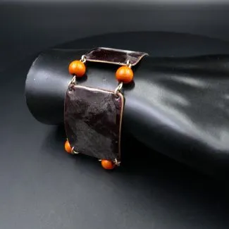 Vintage kobberarmbånd prydet med bordeaux emalje