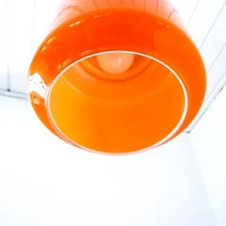 Vintage orange glas pendel med hvid inderside (H:22)