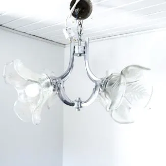 Fantastisk vintage lysekrone i chrom og skærme af klart glas med matteret mønster af bladværk
