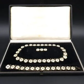 Smykkesæt fra Meka af forgyldt sølv med hvid emalje - Komplet æske