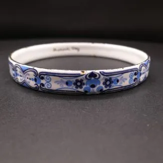 Vintage emalje armring fra Michaela Frey i lyseblå/hvide farver.