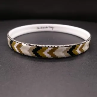 Vintage emalje armring fra Michaela Frey i hvide, brune og sorte nuancer!