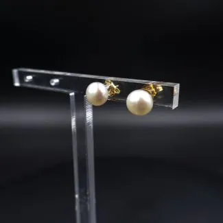 Fjorten karat guld ørestikkere med glansfulde perler