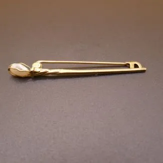 Vintage broche i otte karat guld fra Bernhard Hertz med perle.