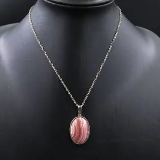 Sølv halskæde med ovalt vedhæng af rhodochrosit