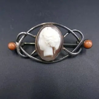 Vintage sølv broche prydet med camé og koral 