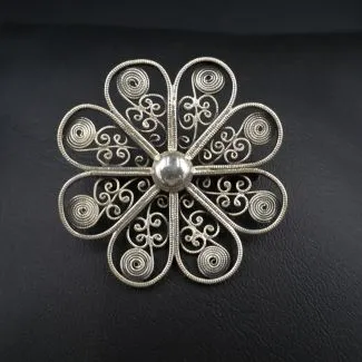 Vintage blomster broche af sølv filigran