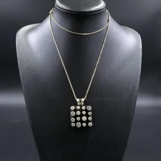 Modernistisk sølvvedhæng i lang sølvkæde