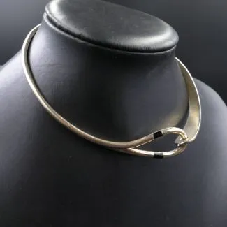 Halssmykke af sterling sølv og onyx fra Cohr