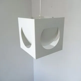 Kvadratisk designerlampe fra Shogo Suzuki udført i hvidt metal