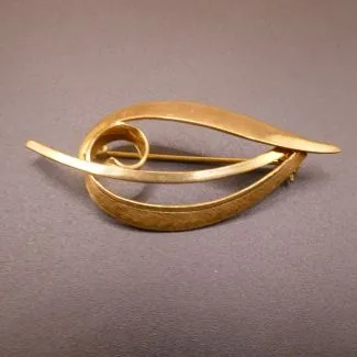 Vintage stor broche udført  i delvist glat samt guld med struktur