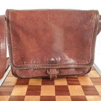 Skuldertaske fra The Bridge i meget kraftigt brunt læder