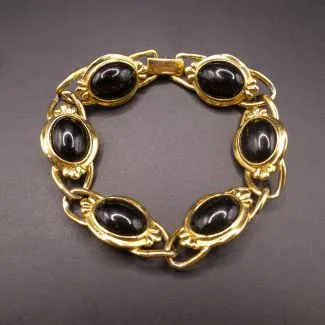 Vintage armbånd fra Crown Trifari - guldmetal med sorte sten.