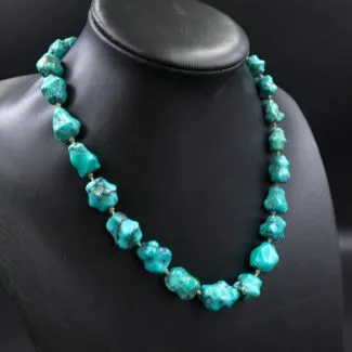 Halskæde med store blå turkis med sorte aftegninger 