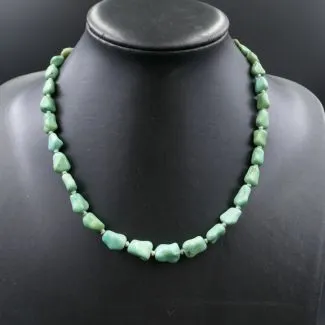 Turkis halskæde med lyse turkis og sølvfiligran lås (50)