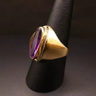 Vintage 8 karat guldring med stor oval lilla sten (59)