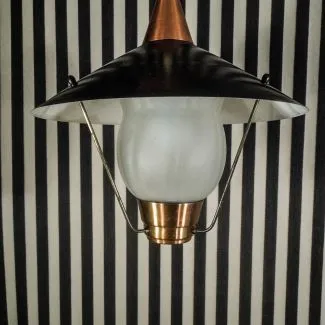 Vintage lampe udført i bemalet, sort metal, mat glas skærm, messing i bunden og kobber i toppen. 