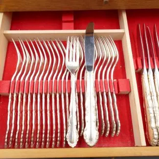 Vintage teak kommode fyldt med pletsølv bestik