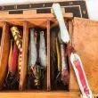 Fineste vintage kasse med en masse forskellige hjemmelavede fiskeblink.