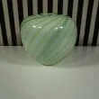 Vintage smuk tung vase i hvidt glas med grønt swirl effect