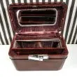 Vintage beautyboks fra tredserne i mørk bordeaux med indvendigt spejl.
