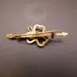 Antik broche i ni karat guld med lille ægte flodperle