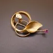 Vintage guldbroche udført i atten karat guld med rubin