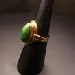 Vintage otte karat guldring med stor grøn sten