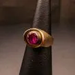 Guldring i otte karat med stor syntetisk rubin fra JØL