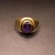 Aagaard guldring udført i otte karat prydet med lilla sten