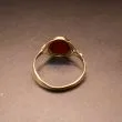 Vintage guldring prydet med stor cabochon koral