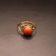 Vintage guldring prydet med stor cabochon koral