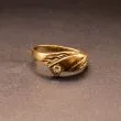 Guld ring med zirkon i et spændende design