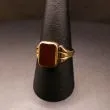 Vintage otte karat herre guldring prydet med rødbrunt karneol