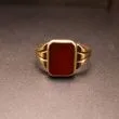 Vintage otte karat herre guldring prydet med rødbrunt karneol
