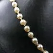 Ferskvands-perlekæde med kraftig sløjfe-lås af fjorten karat guld.