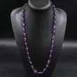 Lang vintage halskæde med slebne, polerede ametyster i let forløb 