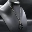 Vintage sølvhalskæde med vedhæng prydet med skinnende sorte krystaller