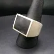 Kæmpe firkantet herrering udført af sølv med onyx 