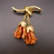 Forgyldt vintage broche prydet med koral