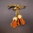 Forgyldt vintage broche prydet med koral