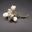 Vintage broche udført i sølv med de fineste hvide roser