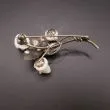 Vintage broche udført i sølv med de fineste hvide roser