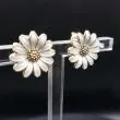 Vintage marguerit-øreclips i hvid guilloche  emalje fra Jemax