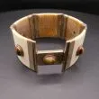 Vintage armbånd af ben, prydet med tigerøje