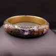 Vintage bred armring med sort bund og blomster cloisonné