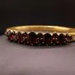 Antik forgyldt armring med meget store, dybt-røde granat-sten.
