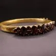 Antik forgyldt armring med meget store, dybt-røde granat-sten.