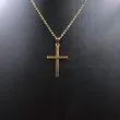 Vintage guldhalskæde med et enkelt guldkors - korset tæt på
